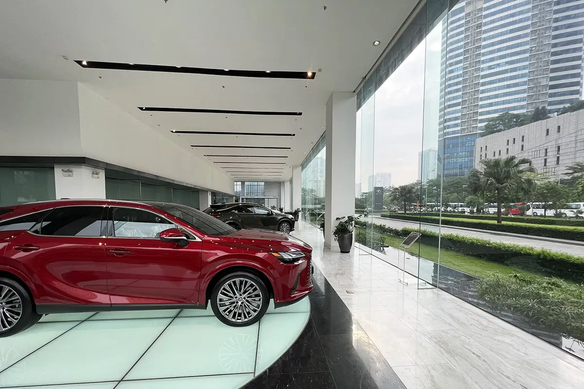 Khu vực trưng bày xe Lexus tại đại lý Lexus Thăng Long